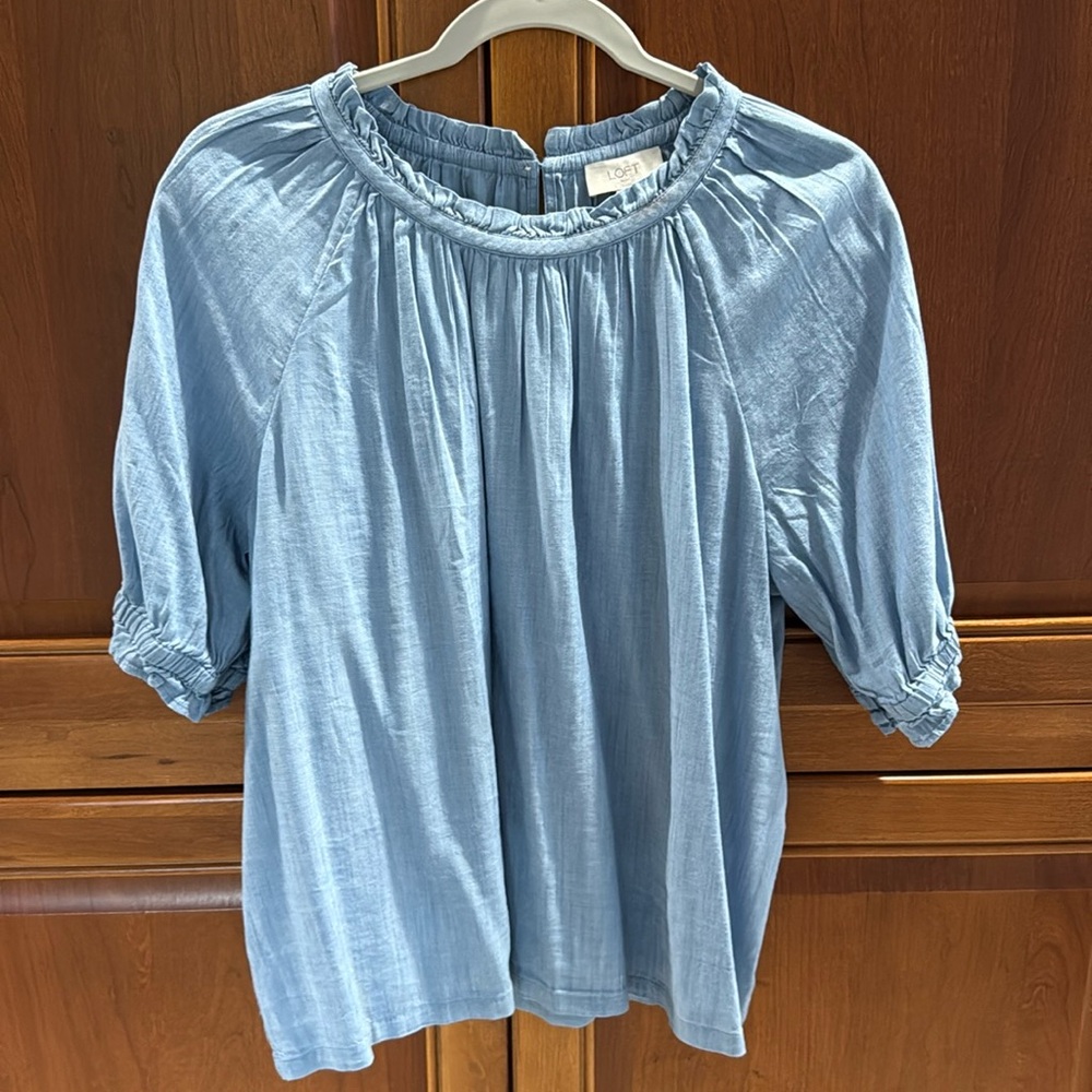 Loft Blouse Top Womens SS Chambray top. Size L. 57% cotton, 43% Viscose